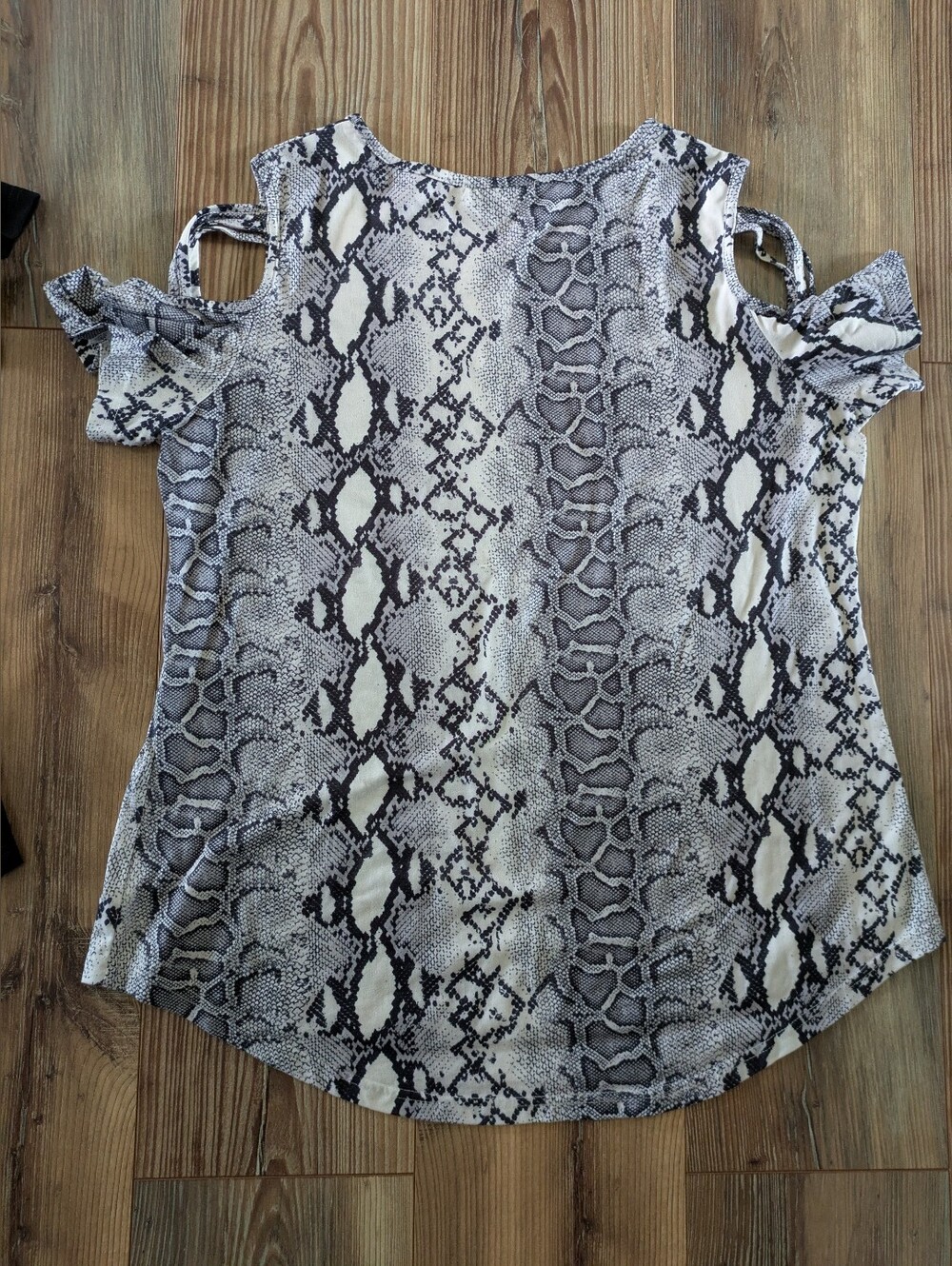 ADREAMLY Bundle of 2 Cold Shoulder Short Sleeve Tops Snake Print & Black Large - Picture 5 of 10